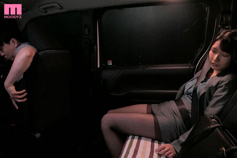 女友聚餐烂醉乱搭白牌车！惨遭司机在车上扯开黑丝强制中出