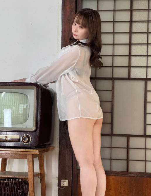 看到心爱的「巨乳女友」被89们轮流中出到逆流,我居然勃起了!